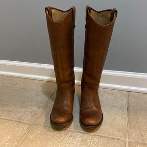 Frye Melissa button boot I. Cognac
